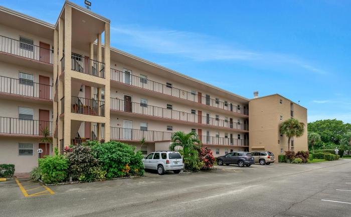 LAKESIDE VILLAGE CONDO 10 - 5 properties for sale, Palm Springs,33461 ...